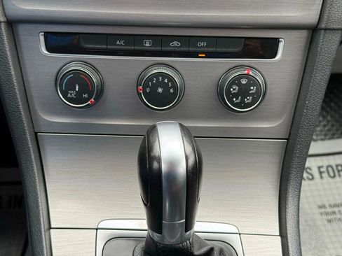 Used 2015 Volkswagen Golf S image 31