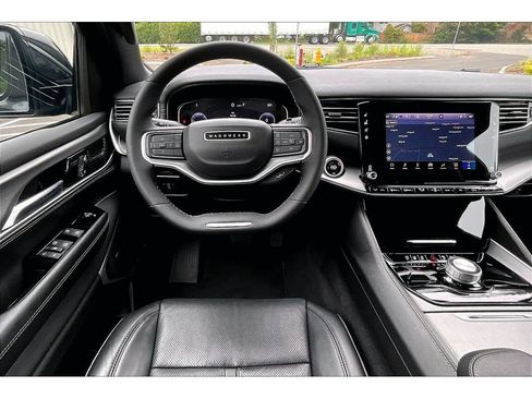 Used 2025 Jeep Wagoneer 4WD image 5