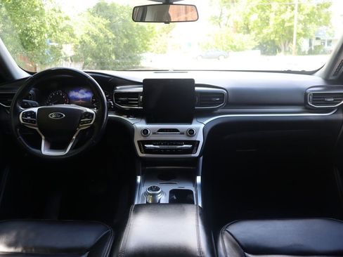 Used 2021 Ford Explorer XLT w/ Equipment Group 202A AWD/4WD image 16