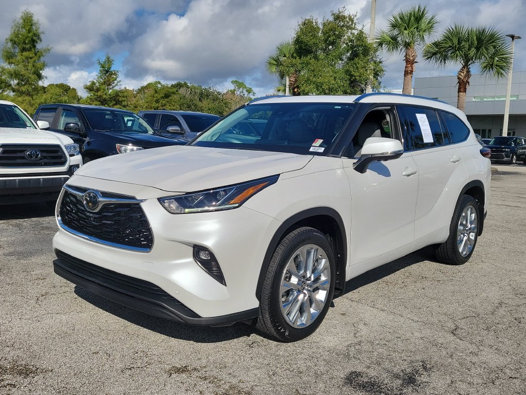 Used 2024 Toyota Highlander Limited FWD image 31