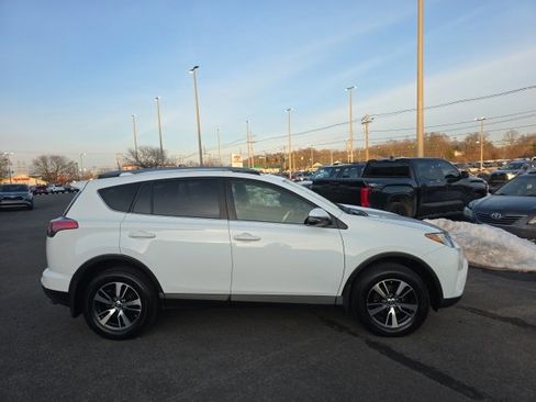 Used 2018 Toyota RAV4 XLE image 4