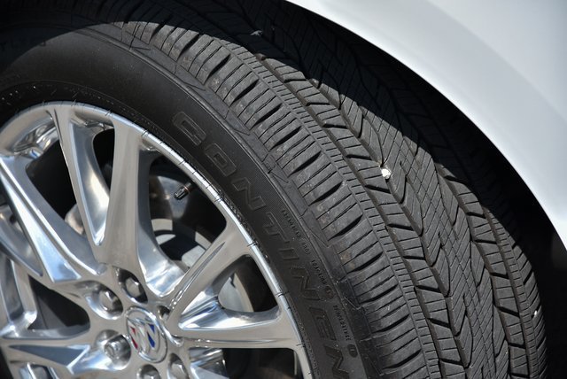 Used 2023 Buick Enclave Essence w/ Experience Buick Package FWD image 3