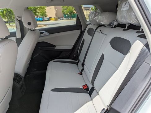 New 2025 Volkswagen Taos SE image 22