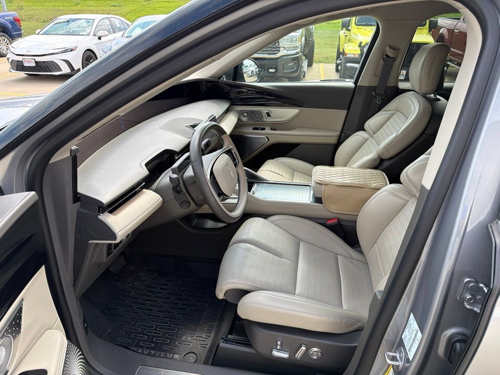Used 2025 Lincoln Nautilus Reserve AWD/4WD image 9