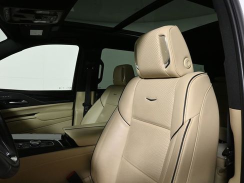 Used 2023 Cadillac Escalade Premium Luxury AWD/4WD image 16
