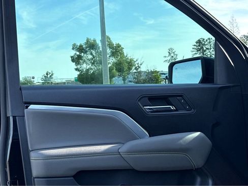 Used 2024 Chevrolet Colorado ZR2 w/ Technology Package AWD/4WD image 10