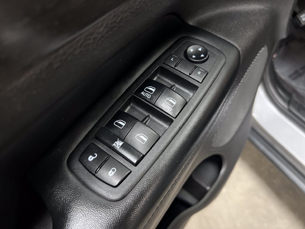 Used 2018 Jeep Grand Cherokee Laredo RWD image 12