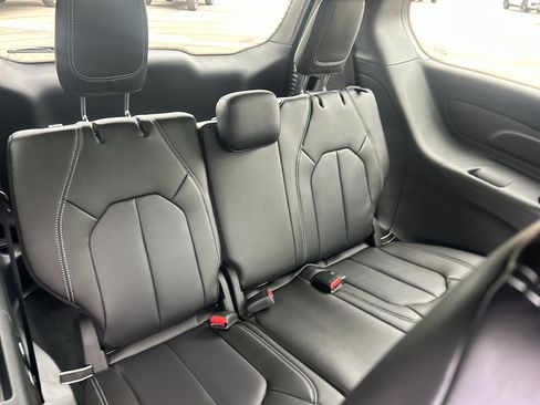 New 2027 Chrysler Pacifica Select FWD image 16