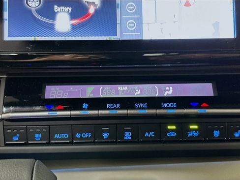 Used 2024 Toyota Sienna Platinum image 23