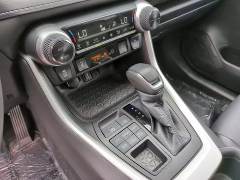 Used 2022 Toyota RAV4 XLE Premium AWD/4WD image 19