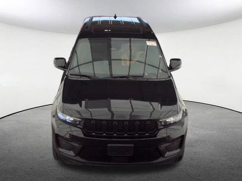 Used 2023 Jeep Grand Cherokee Altitude AWD/4WD image 2