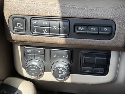 Used 2021 GMC Yukon Denali w/ Denali Ultimate Package AWD/4WD image 26