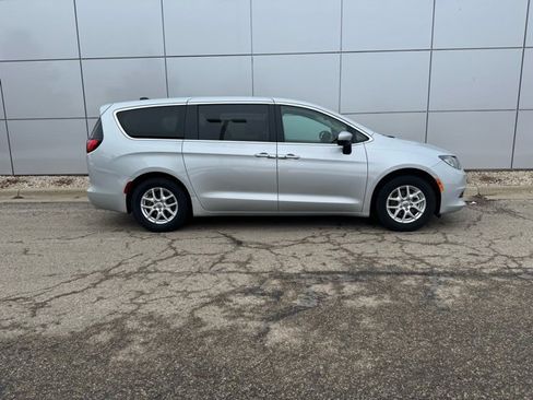 Used 2023 Chrysler Voyager LX image 33