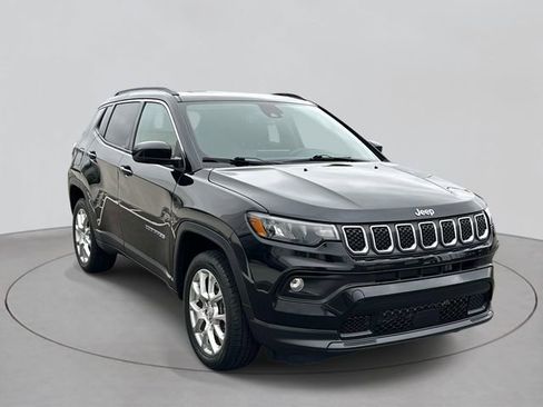 Used 2023 Jeep Compass Latitude w/ Sun and Sound Group AWD/4WD image 3