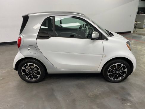 Used 2016 smart fortwo passion image 8