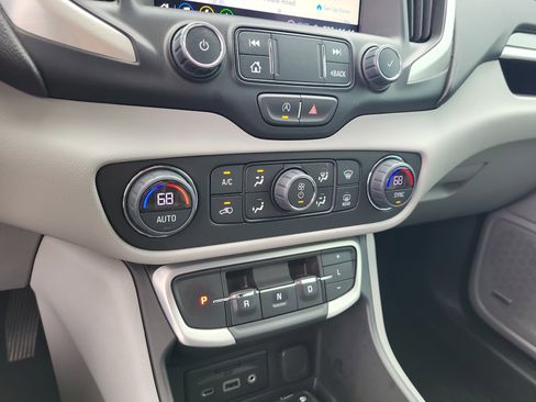 Used 2024 GMC Terrain SLT w/ Infotainment Package II FWD image 22