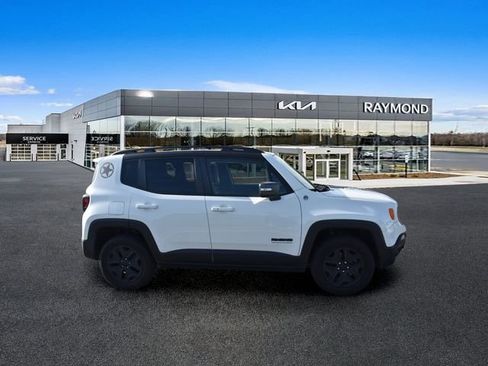 Used 2017 Jeep Renegade Trailhawk AWD/4WD image 2