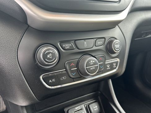 Used 2017 Jeep Cherokee Limited image 20