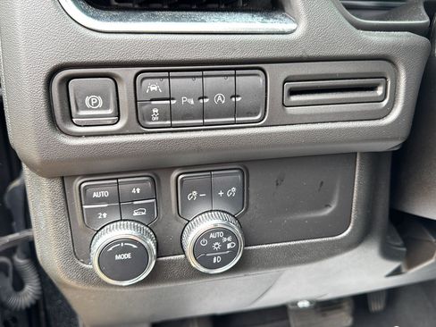 Used 2024 GMC Yukon XL SLT AWD/4WD image 13