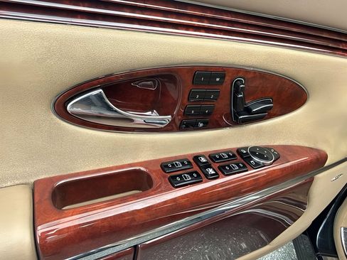 Used 2004 Maybach 57 RWD image 22