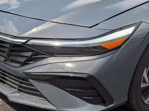 Used 2025 Hyundai Elantra Limited FWD image 13