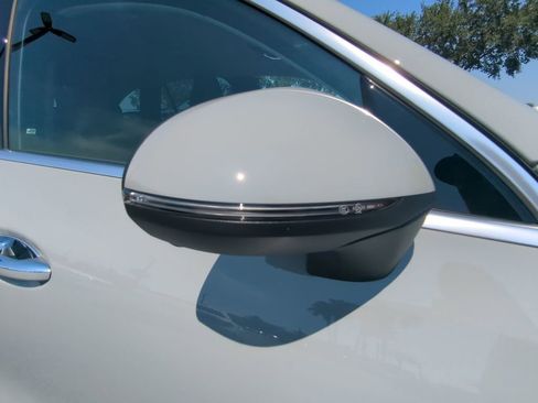 Used 2025 Mercedes-Benz GLC 350e 4MATIC image 23