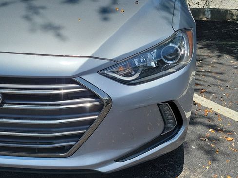 Used 2017 Hyundai Elantra Limited FWD image 4