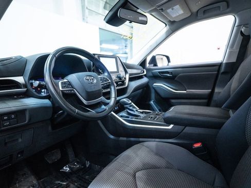 Certified 2024 Toyota Highlander LE image 4