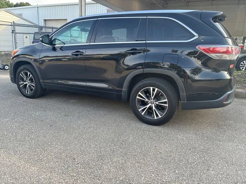 Used 2016 Toyota Highlander XLE FWD image 2