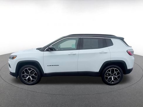 Used 2025 Jeep Compass Limited image 9