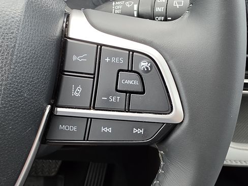 Used 2023 Toyota Highlander LE FWD image 20