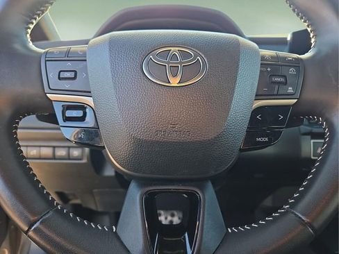 Used 2025 Toyota Camry SE image 31