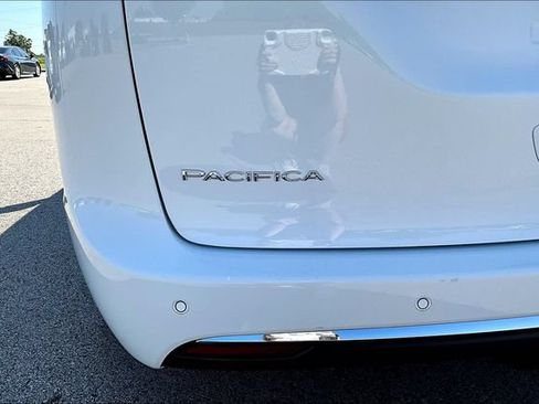 Used 2024 Chrysler Pacifica Touring-L FWD image 26
