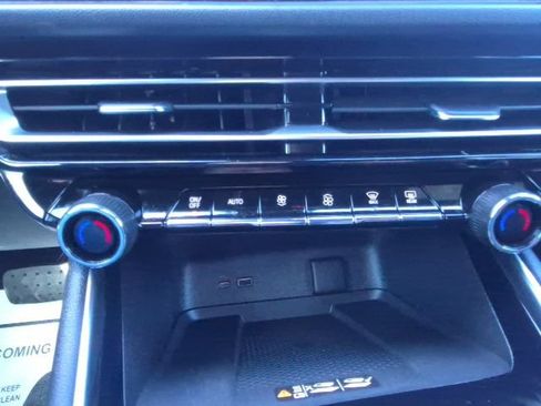 Used 2024 Chevrolet Traverse RS AWD/4WD image 31