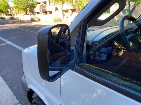 Used 2017 Chevrolet Express 3500 Extended image 29