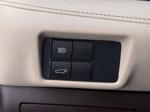 Used 2021 Toyota Highlander XLE image 23