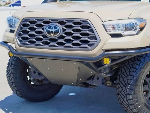 Used 2019 Toyota Tacoma TRD Off-Road w/ Technology Package AWD/4WD image 6