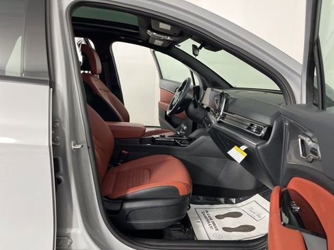 Used 2025 Kia Sportage SX image 40