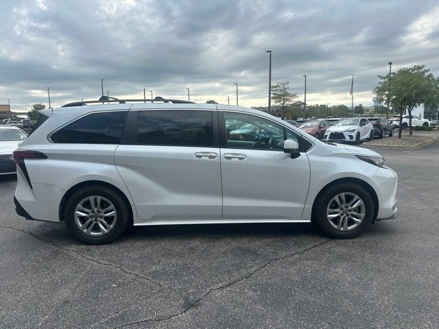 Used 2022 Toyota Sienna XLE w/ XLE Plus Package AWD/4WD image 2