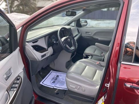 Used 2016 Toyota Sienna XLE w/ XLE Navigation Package image 22