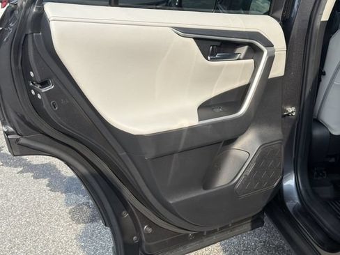 Used 2022 Toyota RAV4 Limited AWD/4WD image 22