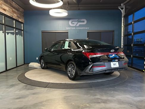 Used 2025 Hyundai Elantra Hybrid FWD image 5