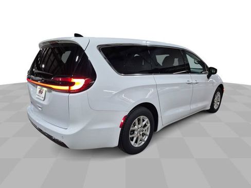 Used 2023 Chrysler Pacifica Touring-L FWD image 9