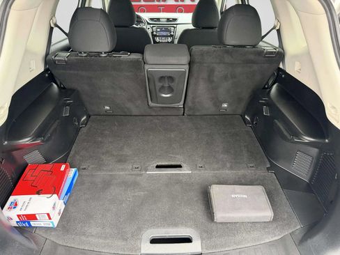Used 2018 Nissan Rogue SV AWD/4WD image 35