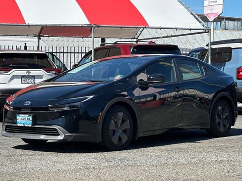 Used 2025 Toyota Prius Plug-In Hybrid image 8