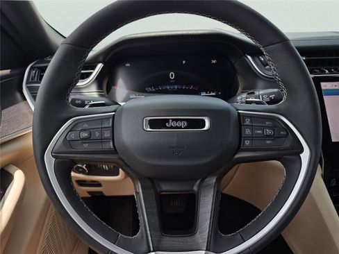 Used 2025 Jeep Grand Cherokee Limited w/ Luxury Tech Group II RWD image 26