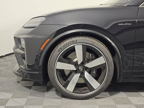 Certified 2025 Porsche Macan Turbo Electric AWD/4WD image 11