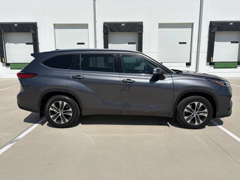 Used 2020 Toyota Highlander XLE FWD image 3