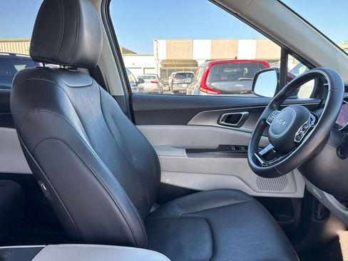 Used 2024 Kia Carnival LX FWD image 15