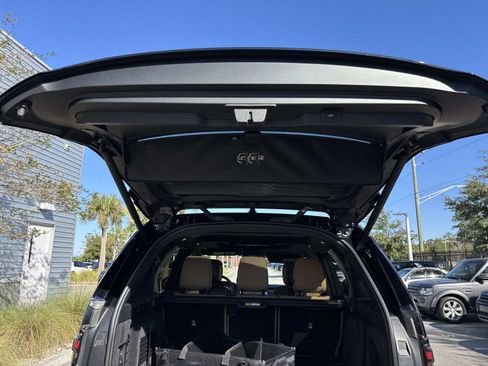 New 2026 Land Rover Discovery Limited Edition image 12